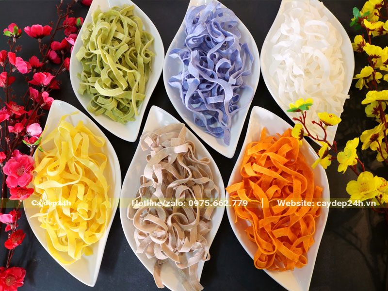 Mút dừa được chế biến đủ mọi loại màu sắc bằng các nguyên liệu tự nhiên