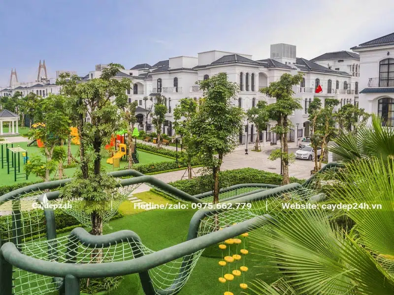 Một góc cảnh quan của Vinhomes Imperia với thảm cỏ xanh và cây công trình lớn