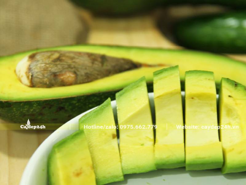 Quả Bơ 34 sau khi bổ, thịt quả vàng ươm, dẻo quạnh