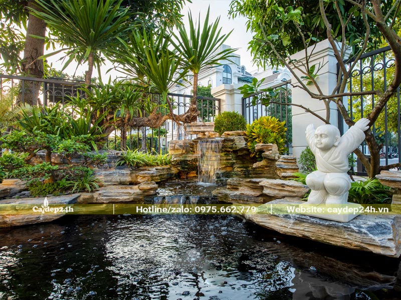 Thiết kế sân vườn đẹp với cây xanh và tiểu cảnh đá, hồ nước, tượng ngoài trời