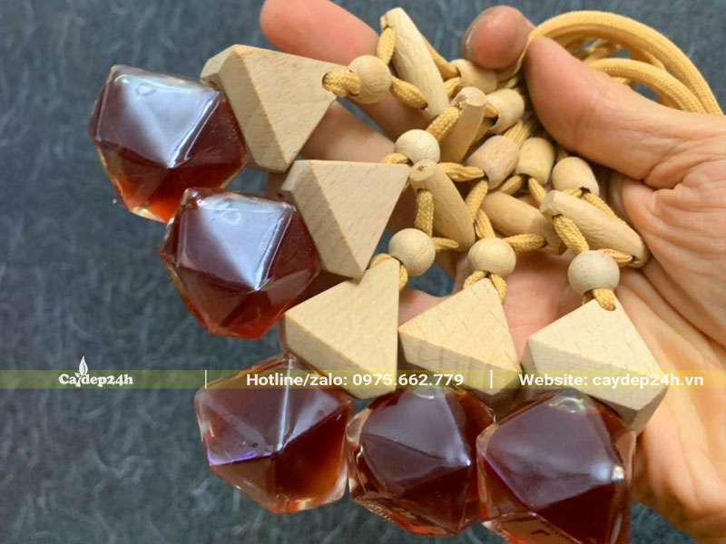 Những chai tinh dầu Bách Xanh treo