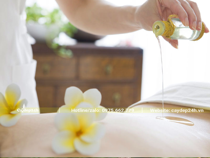Dùng tinh dầu hoa đại để massage cơ thể
