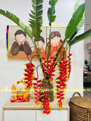 Những cành hoa chuối tràng pháo cắm bình trang trí phòng khách